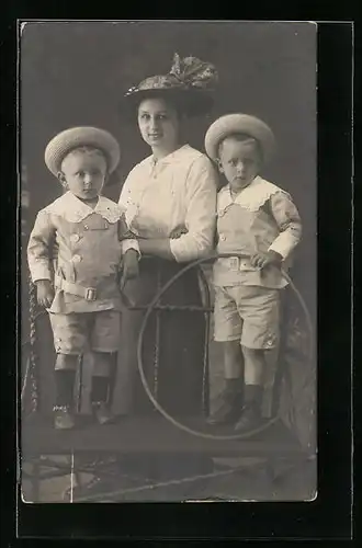 Foto-AK Frau und zwei Jungen mit einem Reifen