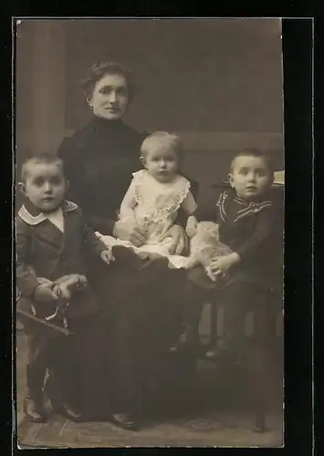 Foto-AK Frau und drei Kinder mit Spieltieren