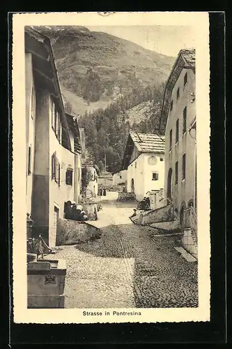 AK Pontresina, Strassenpartie mit Gebäudeansicht und Berg