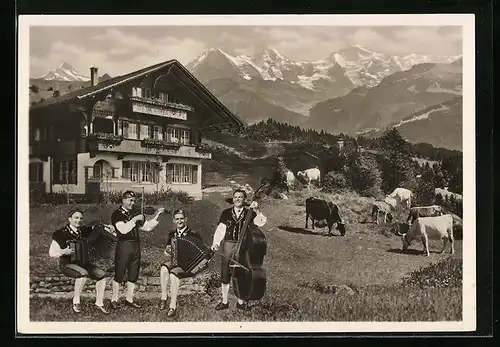 AK Biel, Folkloregruppe Moserbuebe und weidende Kühe vor Bauernhaus