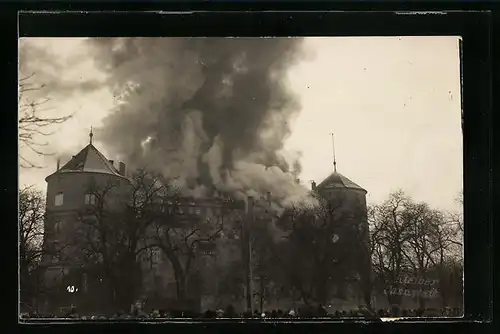 Foto-AK Stuttgart, Das Schloss in Brand