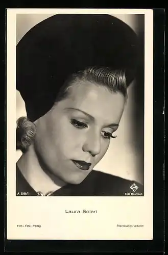 AK Schauspielerin Laura Solari mit einer Kopfbedeckung