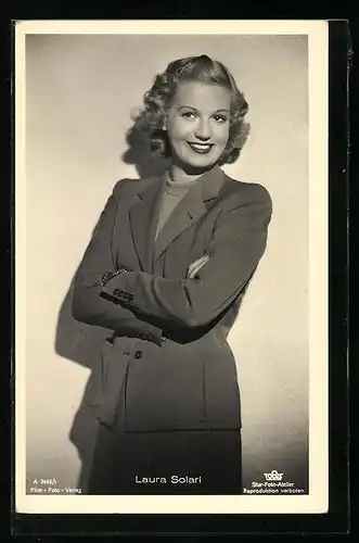 AK Schauspielerin Laura Solari vor einer weissen Wand