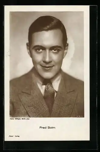 AK Schauspieler Fred Solm schaut frontal in die Kamera mit einem sanften Lächeln