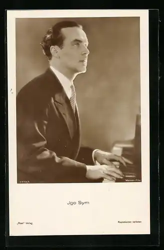 AK Schauspieler Igo Sym im Anzug am Piano