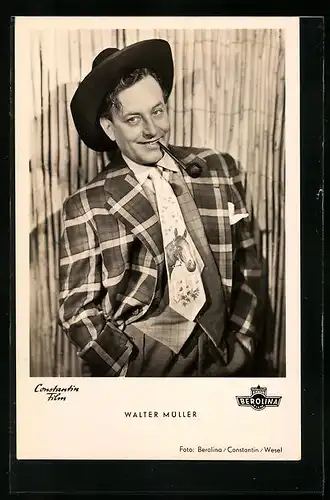 AK Schauspieler Walter Müller im karierten Jacket mit Hut und Pfeife