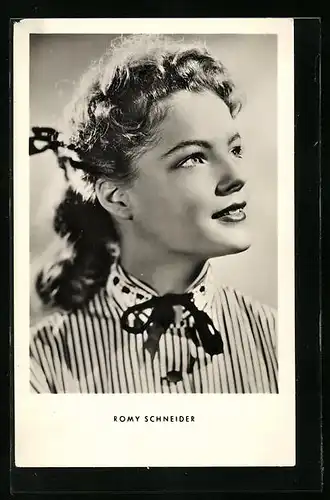 AK Schauspielerin Romy Schneider von der Seite mit dem Blick nach oben