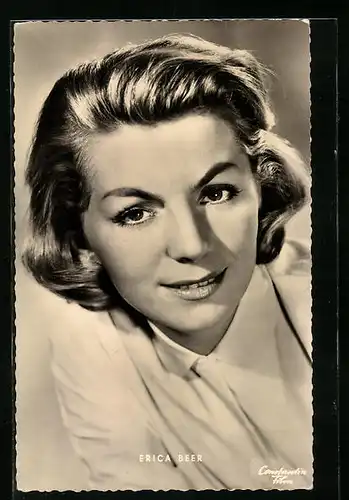 AK Schauspielerin Erica Beer in weisser Kleidung