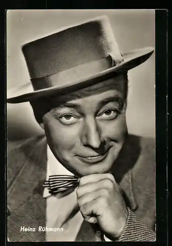 AK Schauspieler Heinz Rühmann mit einem Hut in der Denkerpose
