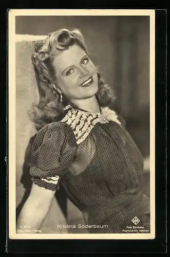 AK Schauspielerin Kristina Söderbaum lächelnd mit Ohringen