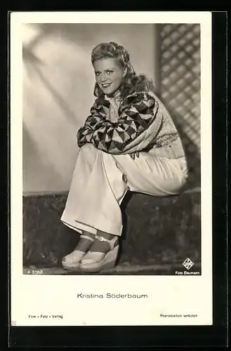 AK Schauspielerin Kristina Söderbaum lächelnd mit angezogenen Beinen