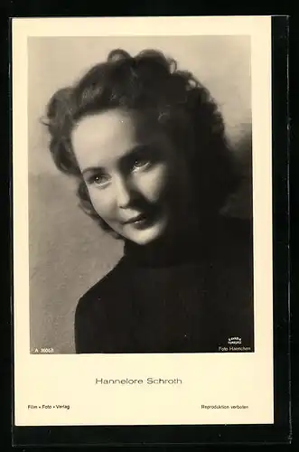 AK Schauspielerin Hannelorre Schroth in schwarz vor einer Wand
