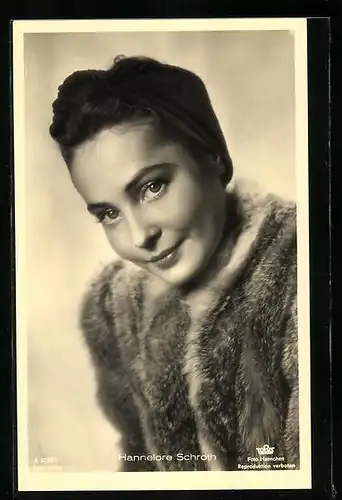 AK Schauspielerin Hannelorre Schroth mit einer Kopfbedeckung