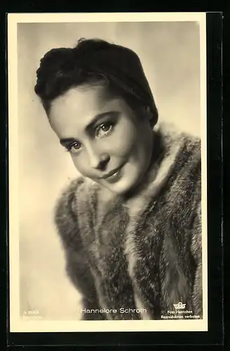 AK Schauspielerin Hannelorre Schroth mit einem Pelz