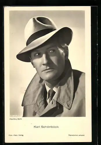 AK Schauspieler Karl Schönböck mit ernsthafter Mimik und einem Hut