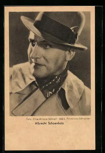 AK Schauspieler Albrecht Schoenhals im Hut mit einem leichten Lächeln