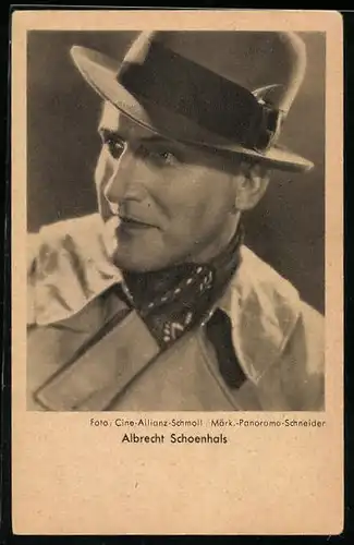 AK Schauspieler Albrecht Schoenhals trägt einen Hut