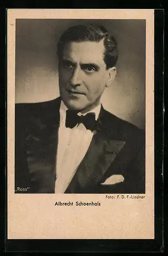 AK Schauspieler Albrecht Schoenhals trägt eine Fliege