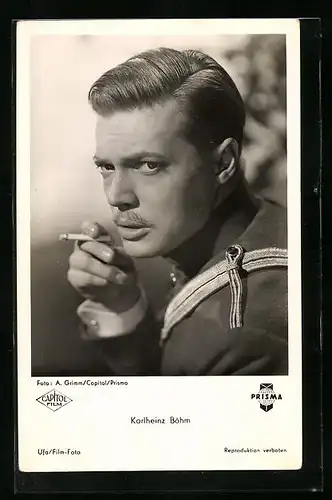 AK Schauspieler Karlheinz Böhm von der Seite mit Zigarette