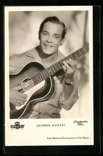 AK Schauspieler Georges Guetary spielt eine Gitarre