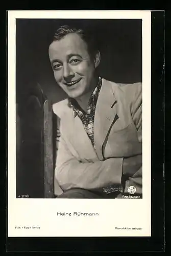 AK Schauspieler Heinz Rühmann sitzt auf einem Stuhl