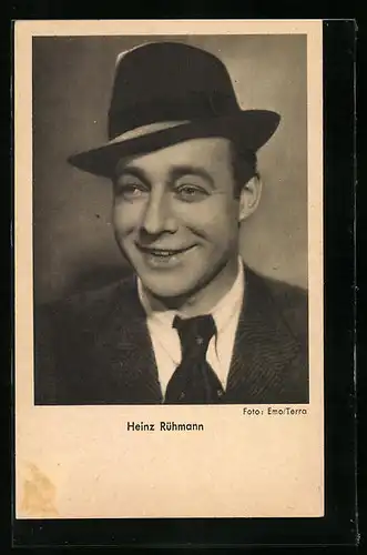 AK Schauspieler Heinz Rühmann im Anzug mit einem Hut