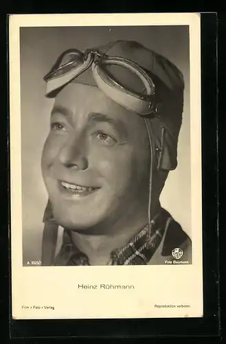 AK Schauspieler Heinz Rühmann mit einer Fliegerbrille auf dem Kopf