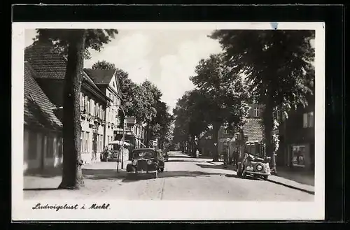 AK Ludwigslust i. Meckl., Strassenpartie mit Autos