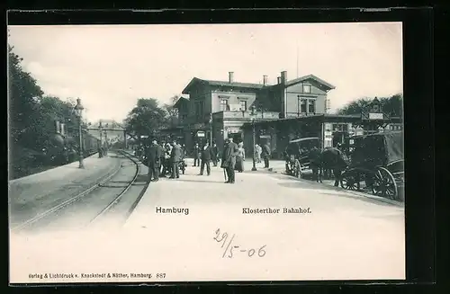 AK Hamburg-Klostertor, Klosterthor Bahnhof, Passagiere und Kutschen am Bahnsteig