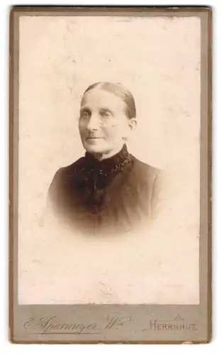 Fotografie E. Sparmeyer, Herrnhut, Berthelsdorferstr. 14, Alte bürgerliche Dame in schwarzer Kleidung