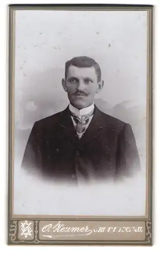 Fotografie O. Zeumer, Crimmitschau, Junger Mann mit Schnurrbart und Krawatte