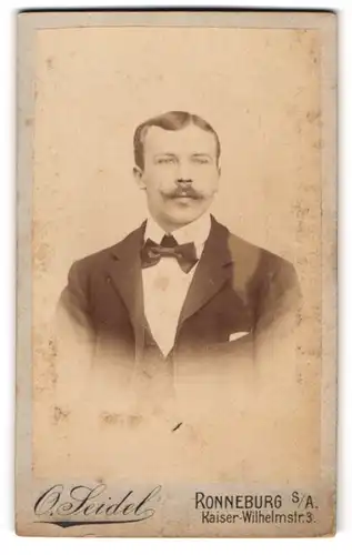 Fotografie O. Seidel, Ronneburg, Kaiser-Wilhelmstr. 3, Bürgerlicher junger Mann mit Schnurrbart und Fliege