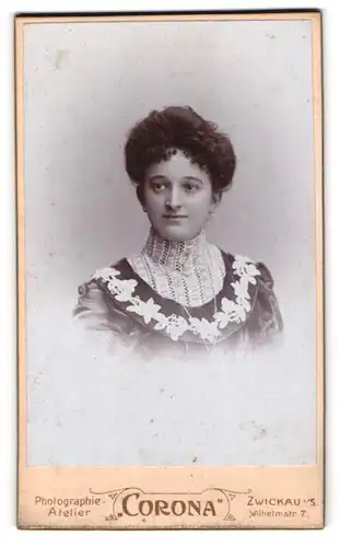 Fotografie Atelier Corona, Zwickau, Wilhelmstr. 7, Bürgerliche Dame mit lockigen Haaren