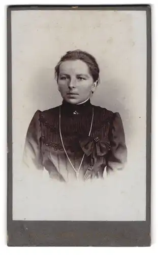 Fotografie Hugo Nökel, Bad Ronneburg, Kaiser-Wilhelmstr, Bürgerliche Dame mit einer langen Halskette