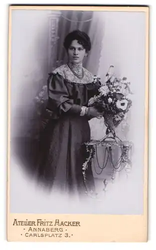 Fotografie Fritz Hacker, Annaberg, Carlsplatz 3, Bürgerliche Dame mit einem Blumenstrauss
