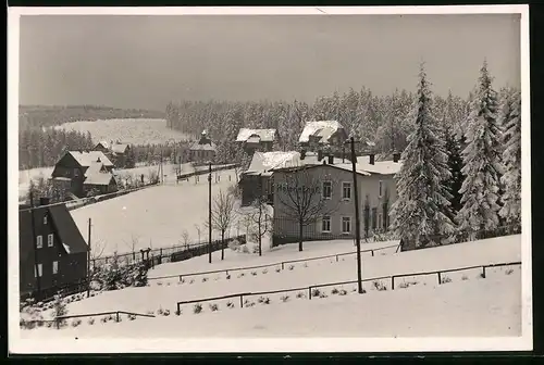 Fotografie Brück & Sohn Meissen, Ansicht Oberbärenburg, Blick auf den Ort mit Hotel Helenenhof im Winter