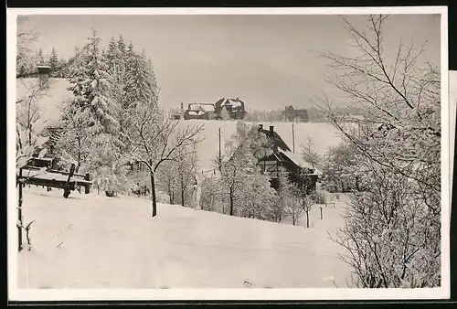 Fotografie Brück & Sohn Meissen, Ansicht Oberbärenburg, Blick in den verschneiten Ort im tiefen Winter