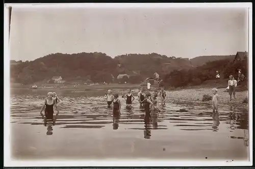 Fotografie Brück & Sohn Meissen, Ansicht Diesbar a. d. Elbe, badende Kinder am Badestrad der Elbe