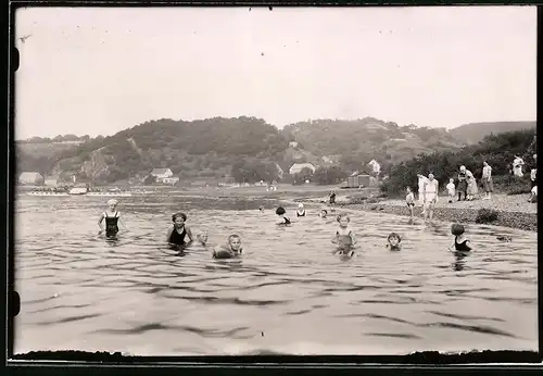 Fotografie Brück & Sohn Meissen, Ansicht Diesbar a. d. Elbe, Kinder beim baden am Badestrand mit Dampfer Riesa