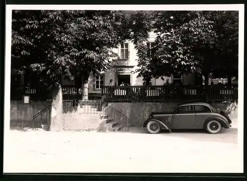 Fotografie Brück & Sohn Meissen, Ansicht Diesbar a. d. Elbe, Partie am Gasthof zum Ross mit parkendem Auto