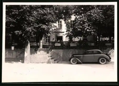 Fotografie Brück & Sohn Meissen, Ansicht Diesbar a. d. Elbe, Blick auf den Gasthof zum Ross, parkendes Auto