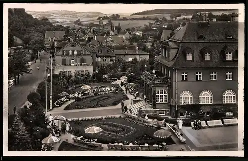 Fotografie Brück & Sohn Meissen, Ansicht Oberschlema, Blick auf das Kurhaus und Hotel Fremdenhof, Kurgäste