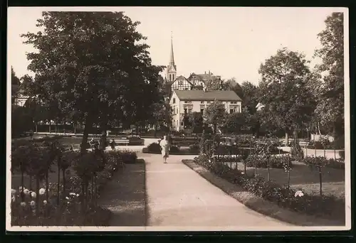 Fotografie Brück & Sohn Meissen, Ansicht Bad Elster, Partie im Rosengarten mit Blick zur Kirche