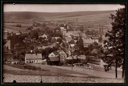 Fotografie Brück & Sohn Meissen, Ansicht Grünhain i. Erzg., Blick auf die Stadt mit Kirche, Bauern bestellen das Feld