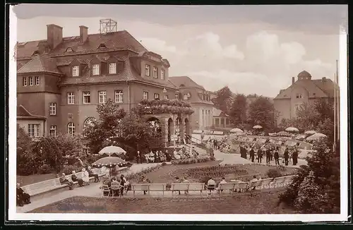 Fotografie Brück & Sohn Meissen, Ansicht Oberschlema, Konzert am Kurhaus mit Kurgästen