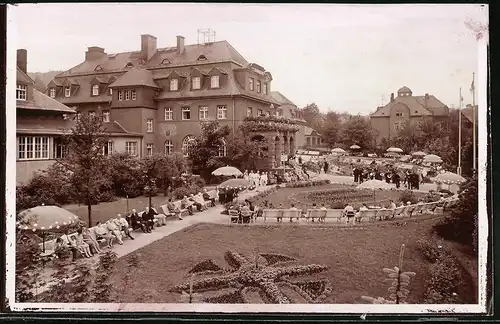 Fotografie Brück & Sohn Meissen, Ansicht Oberschlema, Kurgäste am Kurhaus während eines Konzertes