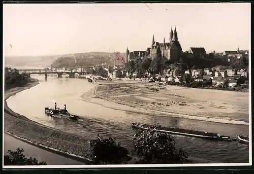 Fotografie Brück & Sohn Meissen, Ansicht Meissen i. Sa., Elbepartie mit Schleppraddampfer und Blick zur Stadt