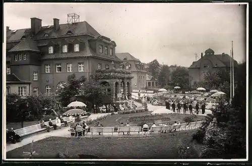 Fotografie Brück & Sohn Meissen, Ansicht Oberschlema, Blick auf das Kurhaus mit Konzert und Gästen