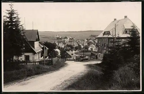 Fotografie Brück & Sohn Meissen, Ansicht Carlsfeld i. Erzg., Strassenpartie mit Blick in den Ort