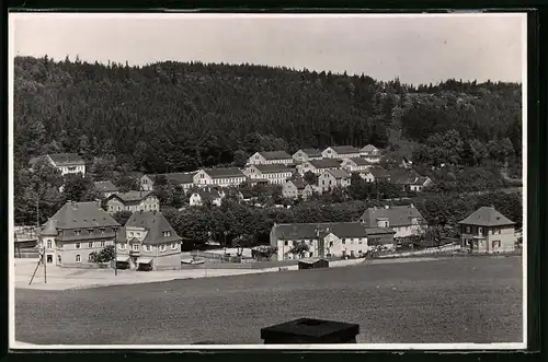 Fotografie Brück & Sohn Meissen, Ansicht Berggiesshübel, Blick auf den Ort mit Apotheke udn Wohnhäusern